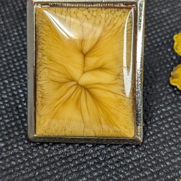 Lot of vintage enamel FLOWER Earrings and Acrylic Ring Sz 7 Clip n Earrings Boho - Picture 7 of 7